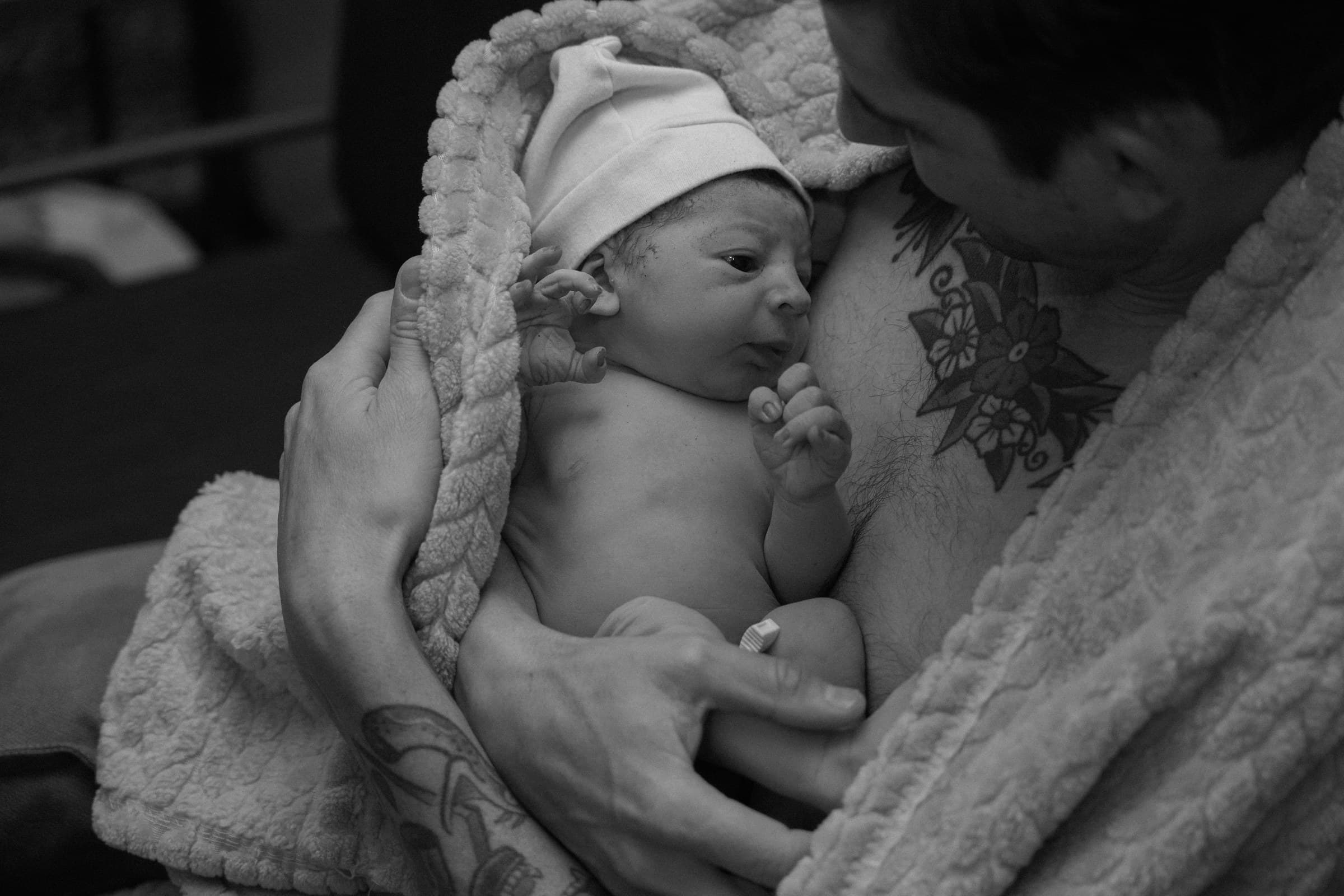 A father holds his newborn skin-to-skin at Transitions Birth Center